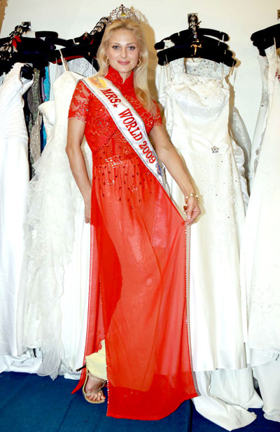 Hoa hậu quý bà thế giới 2009 - Victoria Radochinskaya cũng chọn áo dài Việt Nam khi xuất hiện trước công chúng